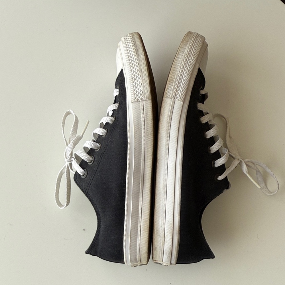 Converse•Black and White Canvas Sneakers•Size 8.5 - Picture 4 of 9
